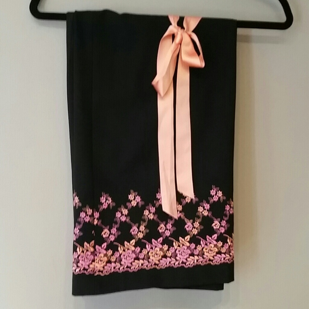 Gorgeous NWT Karen Kane embroidered skirt
